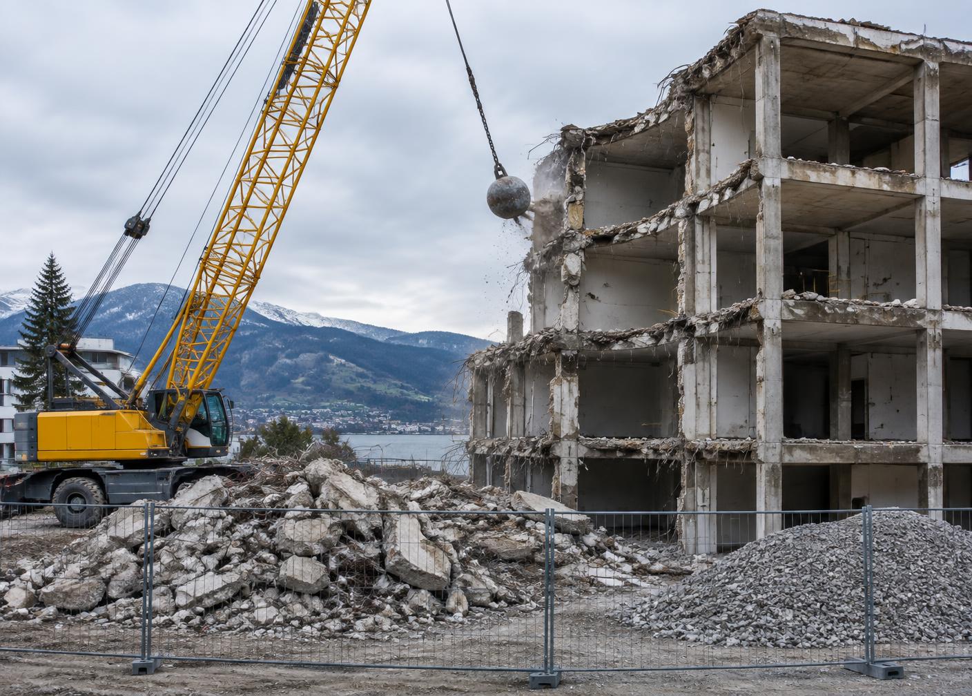 Pelle mécanique en cours de démolition d'un bâtiment industriel