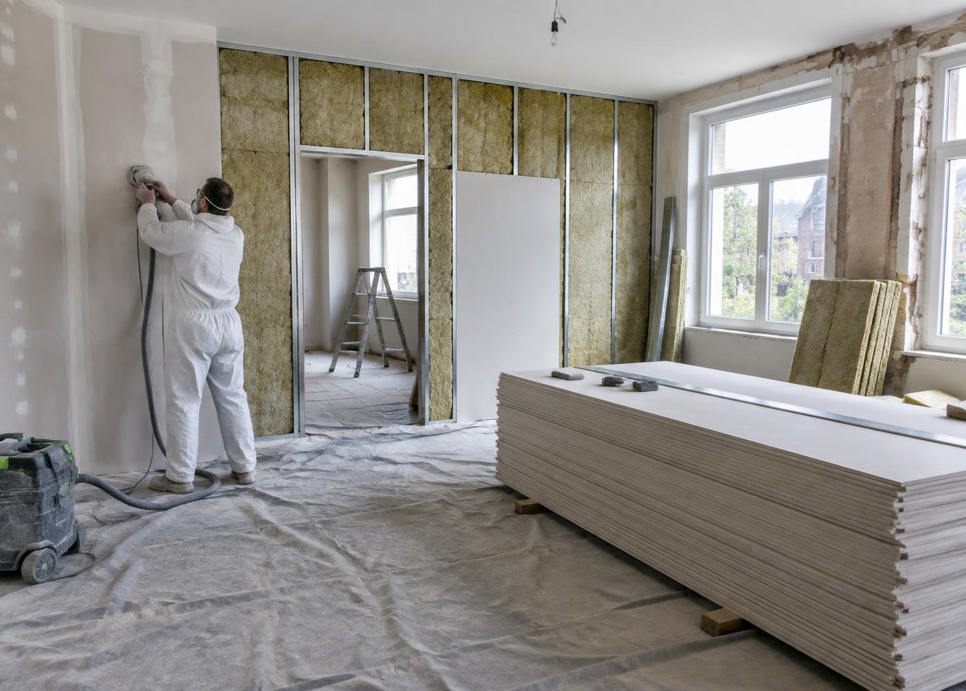 Intérieur en cours de rénovation avec cloisons en cours de montage